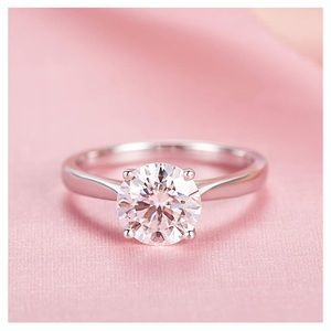 Gem De Luxe 2 ct moissanite ring